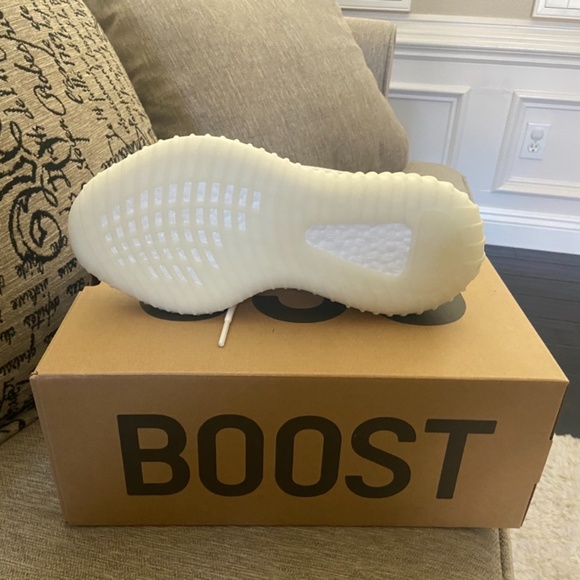 Brand new yeezy boost 350 V2 - Picture 2 of 4